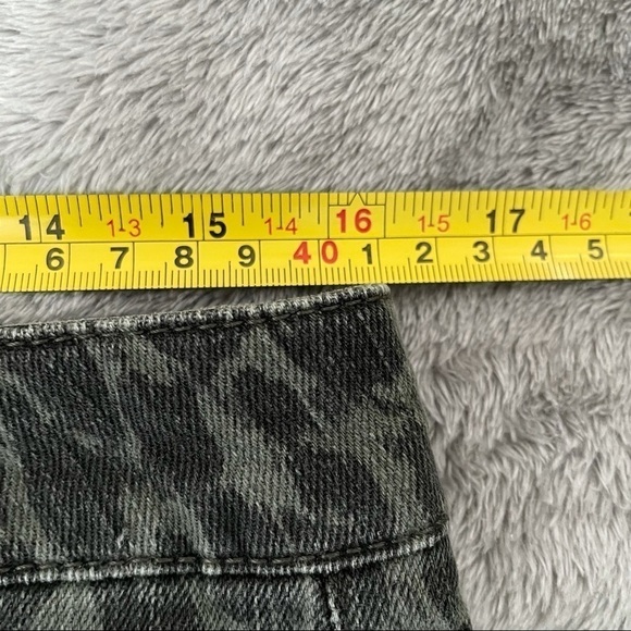 F21 Leopard Print Distressed Cutoff Jean Shorts 30 - Picture 4 of 5